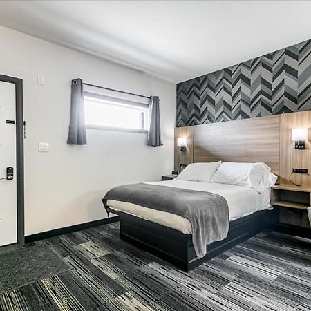 Manitoulin Motel Little Current Экстерьер фото