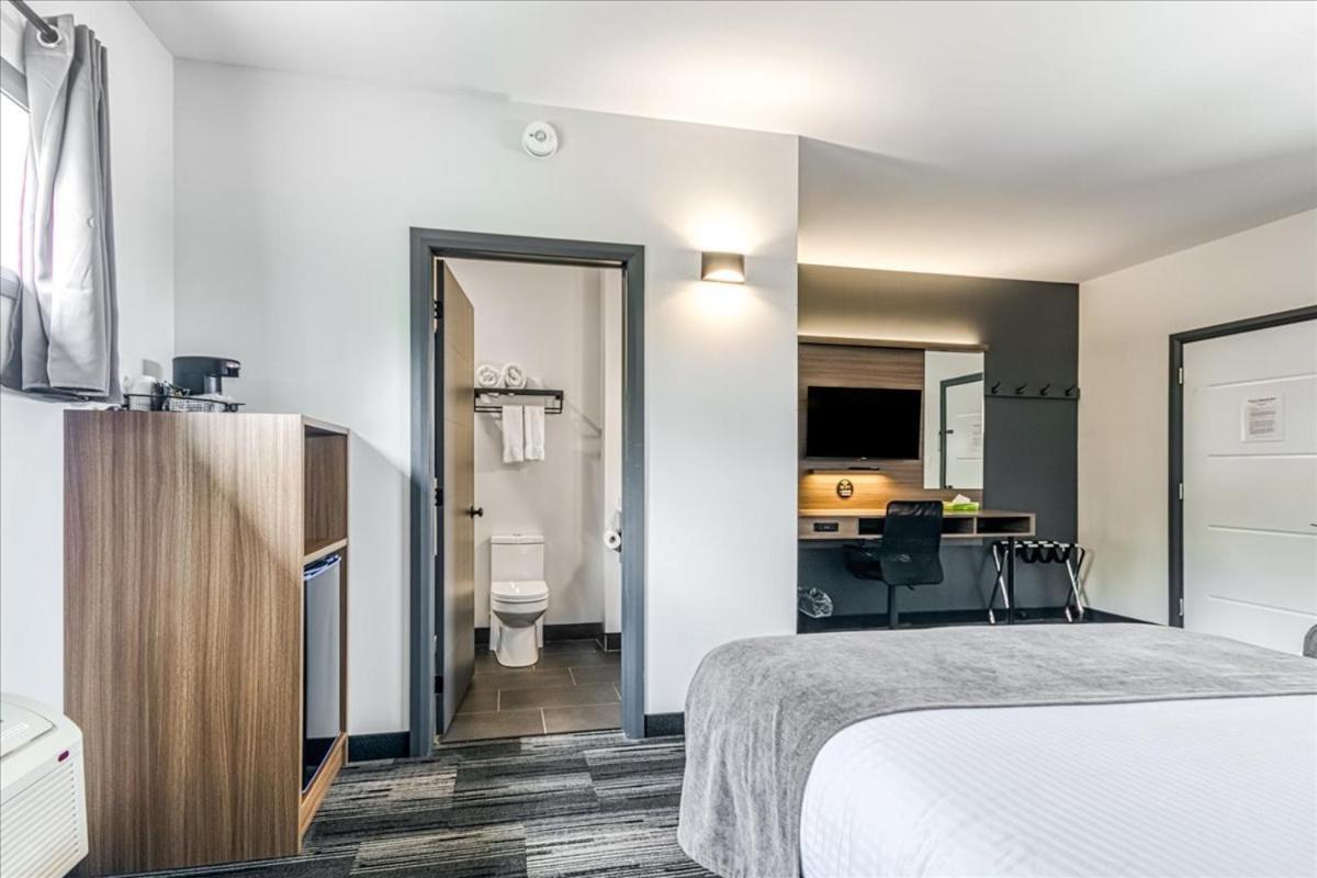Manitoulin Motel Little Current Экстерьер фото