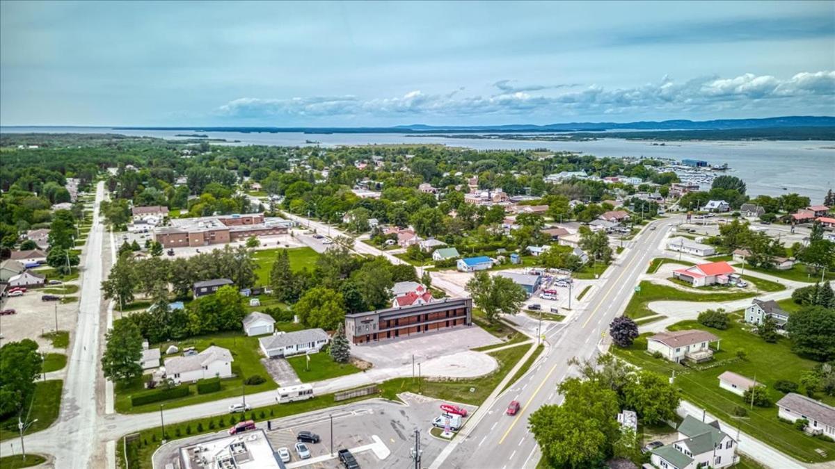 Manitoulin Motel Little Current Экстерьер фото